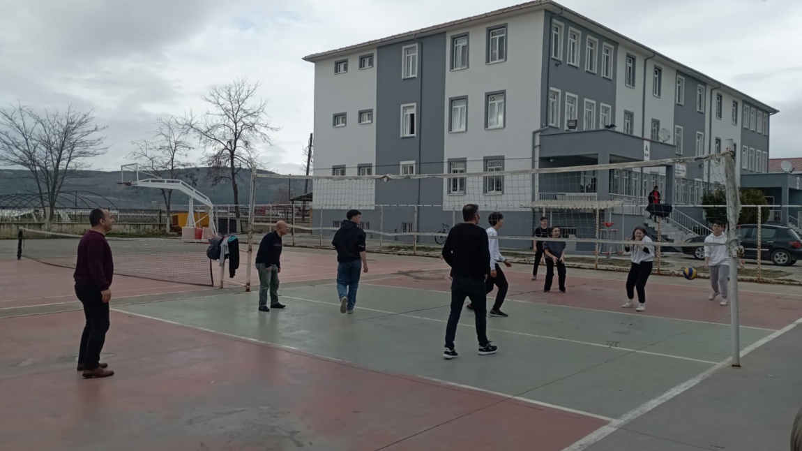 Öğrenci ve öğretmenlerimiz sıkı bir voleybol maçı yaptı